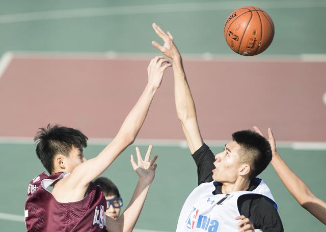 她在老公面前被耍了